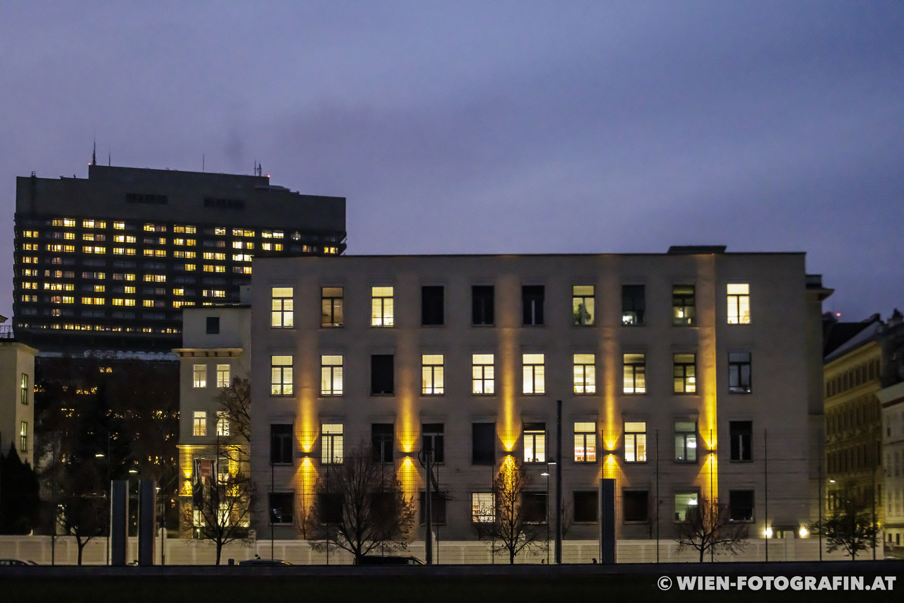 Blick zu Spitalgasse 23, dahinter ein Turm des AKH (Allgemeines
