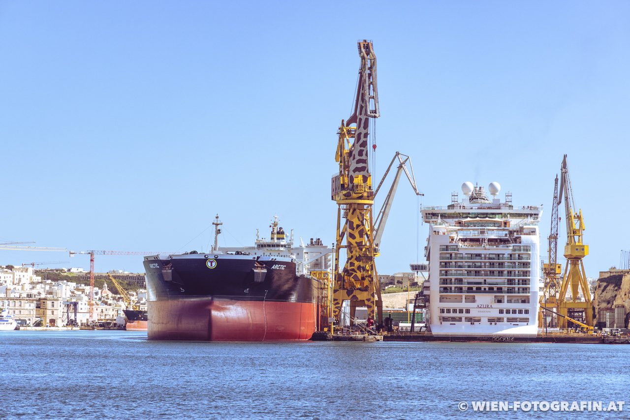 Öltanker Arctic und Kreuzfahrtschiff Azura