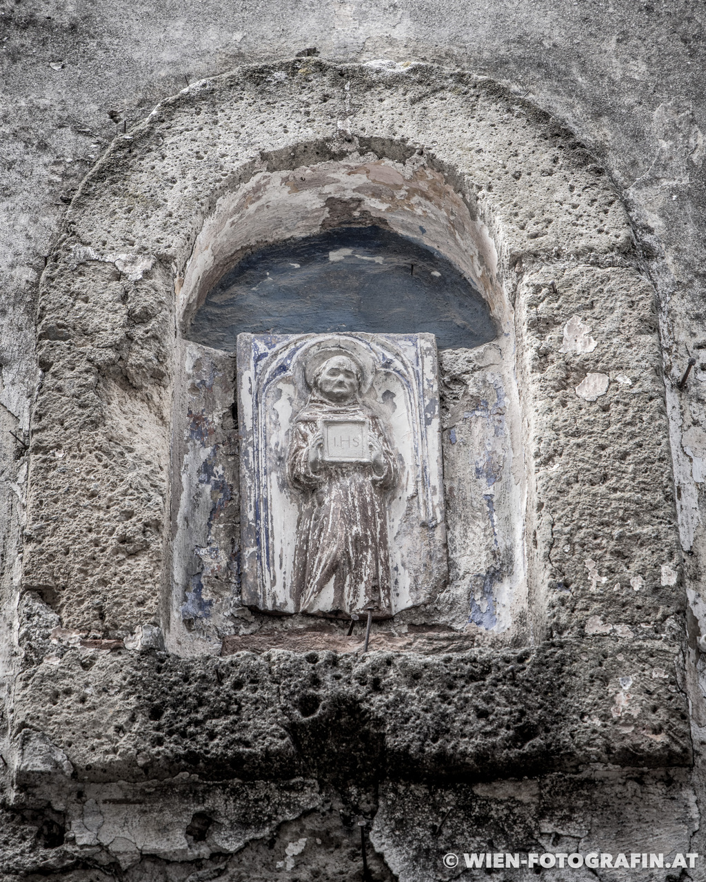 Mönchsfigur auf einer Hausfassade